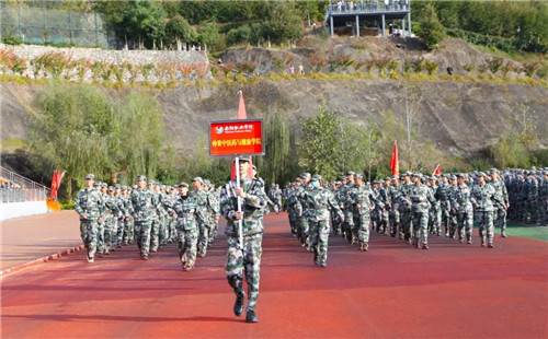 南阳职业学院隆重举行2021级新生开学典礼暨军训汇演