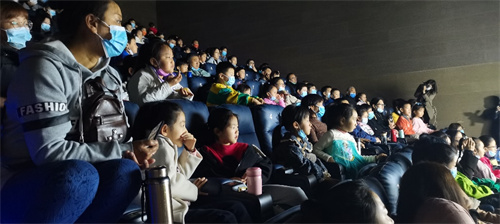 郑州奥斯卡汇金影城开设“奥斯卡小剧场”，百名观众欣赏皮影戏