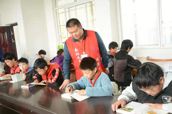 邓州市汲滩镇南王小学：爱心图书室圆了师生的“读书梦”