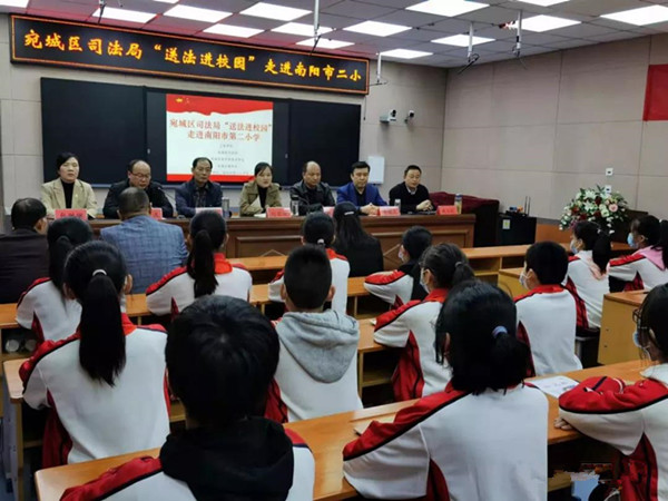 南阳宛城区司法局党组书记、局长刘亚璇参加“送法进校园”活动