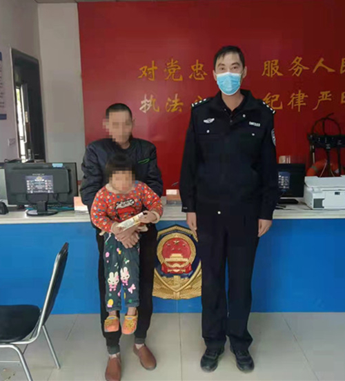 邓州市九龙派出所帮助一名走失幼童找到家人