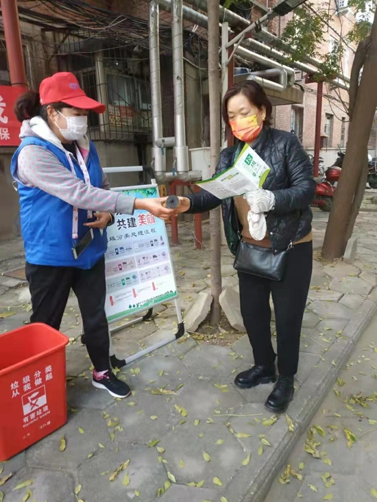 郑州市中原区三官庙街道办事处开展垃圾分类主题宣传活动