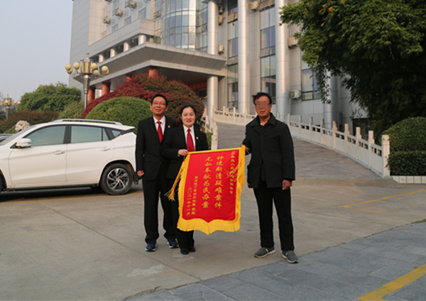 邓州市法院：一面锦旗 一桩心愿
