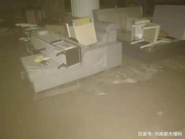 家具城负一楼水管爆裂 20万货物被淹 郑州好易家商场：是天灾