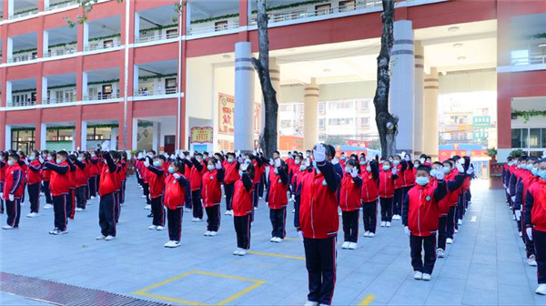 南阳市第三十二小学校交通安全手势操献礼“全国交通安全日”