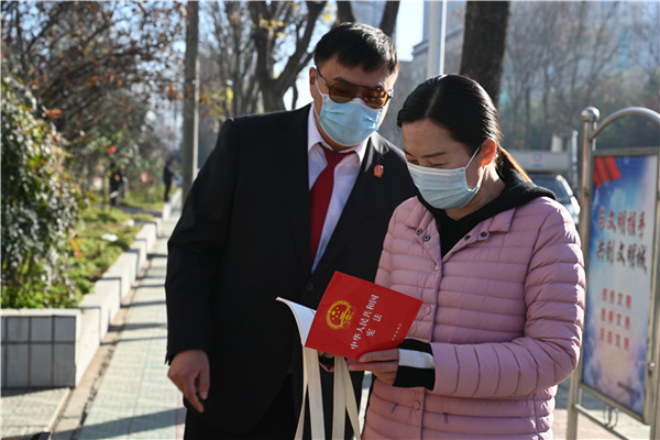 南阳高新区法院组织开展国家宪法日宣传活动