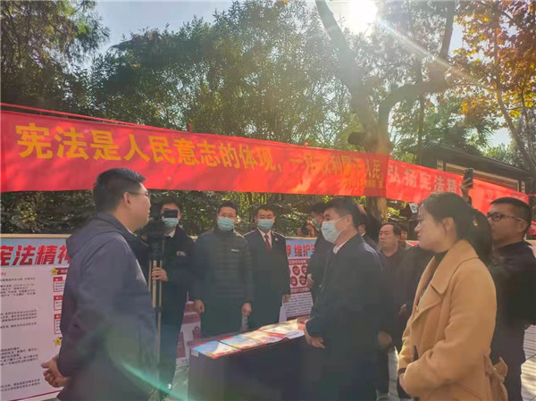 南阳宛城区委书记袁钢参加国家宪法日主题宣传活动