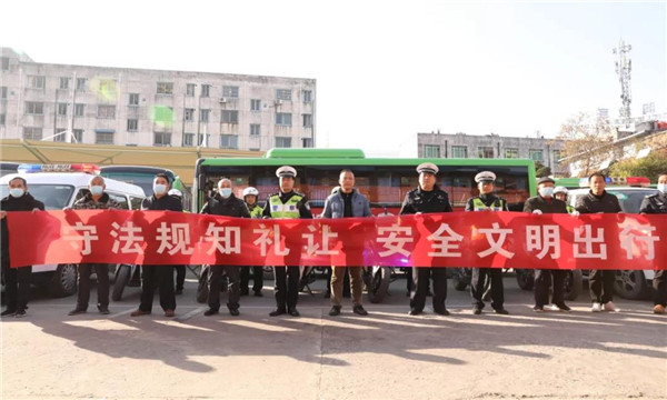 新野县公安局积极开展“122”全国交通安全日主题宣传活动