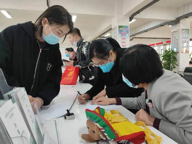 邓州市医保局：医保服务暖人心 群众致谢送锦旗