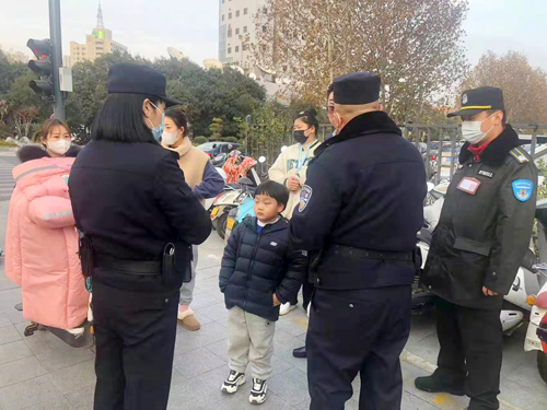 五岁男童从幼儿园偷偷跑出，行至地铁口被巡防队员拦下