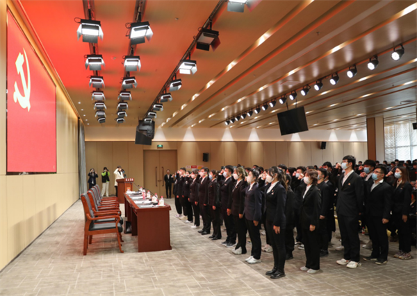 商丘学院举行2021年秋季学期新党员入党宣誓仪式