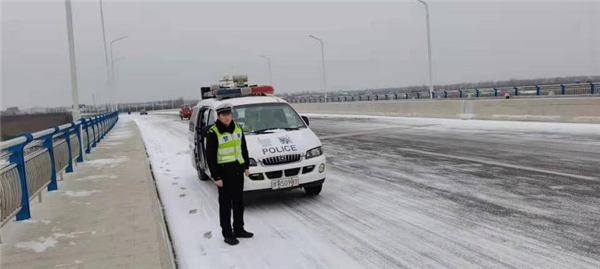 新野交警：风雪中的安全路标