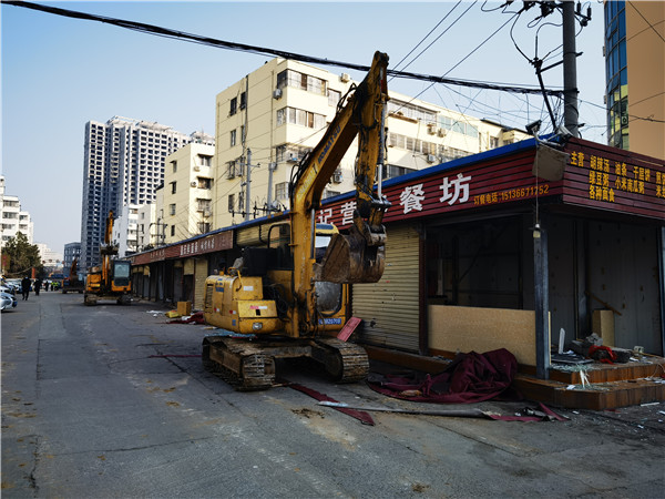 依法拆除 还路于民——宛城区汉冶街道依法拆除范蠡路鸭电小区对面约500平米违法建筑