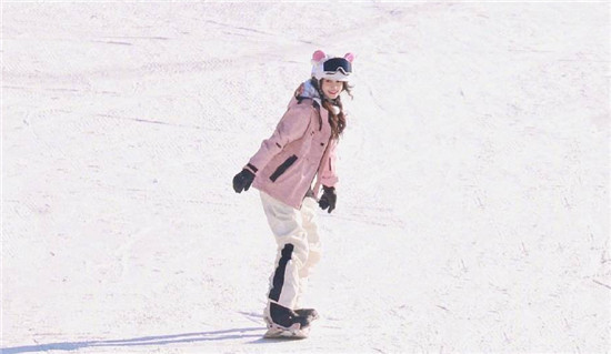 Angelababy参加滑雪综艺 运动装搭配粉色外套加波浪发型甜美又可爱