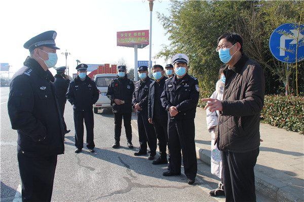 新野县公安局局长高雁看望慰问节日期间坚守一线的公安民辅警