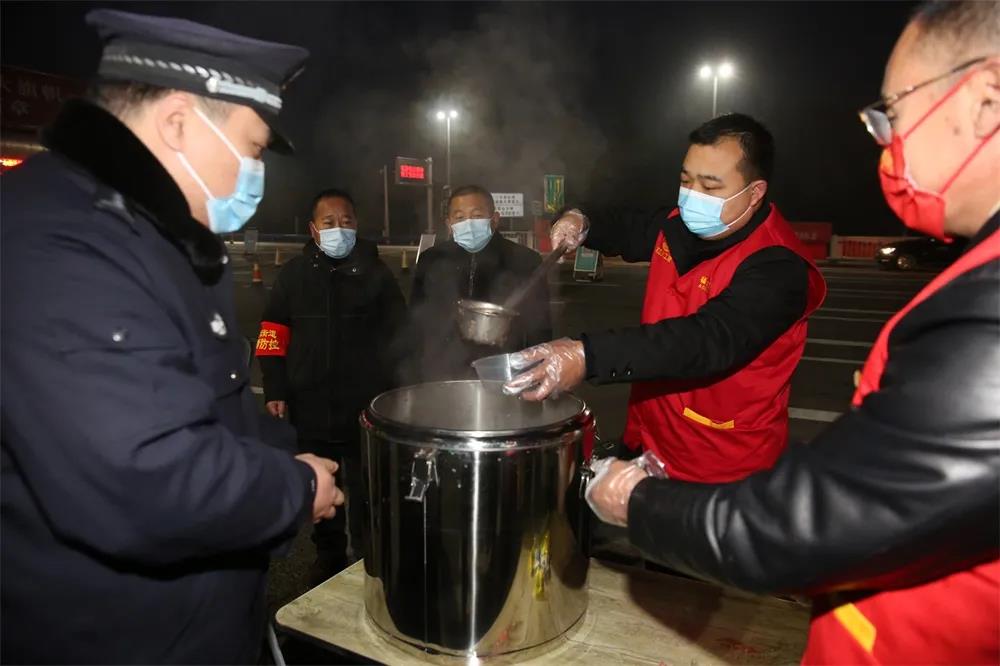 河南商丘：香甜腊八粥 温暖守护人