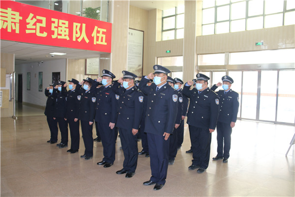 南召县法院司法警察向警旗敬礼、宣誓！