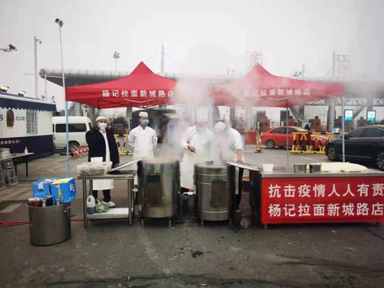 河南郑州：退役军人拉面馆上一线 为抗疫警民送温暖