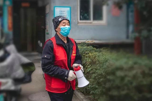 共同抗疫！郑州71岁党员志愿者每天爬6栋楼，提醒800多户居民做核酸