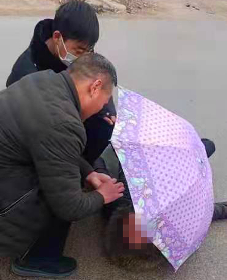 邓州市元庄派出所:女子雨中突发疾病 民警紧急救助送医