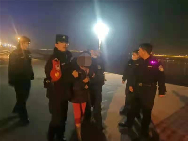 新野县公安局特巡警大队成功救助一轻生女子