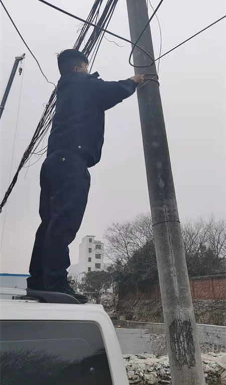 邓州市胜利派出所：电缆坠地 民警以车为“梯”除隐患