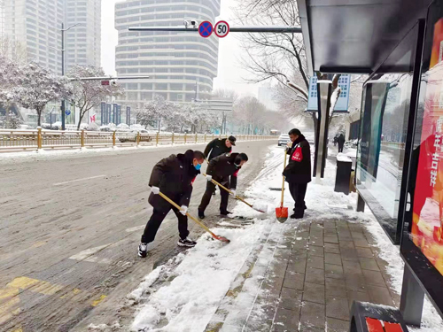 以雪为令，郑州市巡防队员清扫积雪保群众平安出行