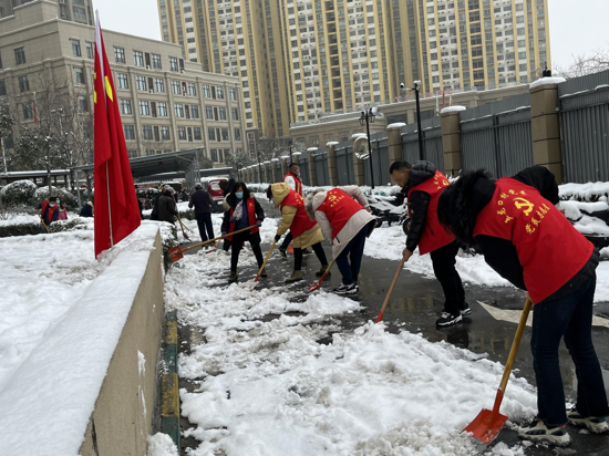 郑州高新区石佛办事处五龙口村开展扫雪除冰行动