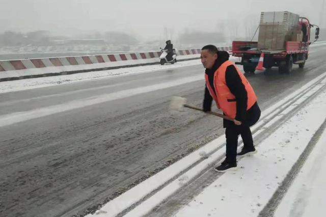 邓州市公路局：“以雪为令” 全力除雪保畅通