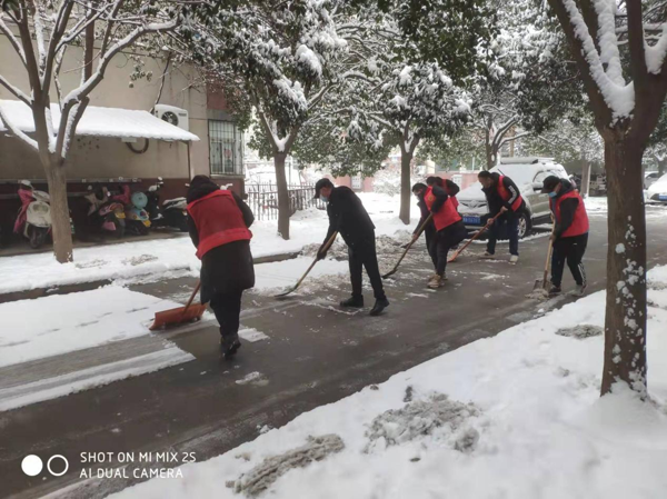 郑州高新区石佛办事处西湖春天社区开展清理道路积雪活动
