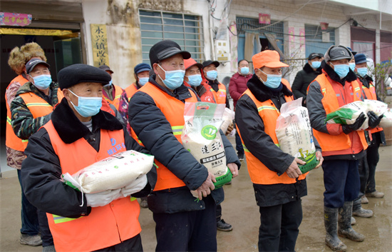 正阳县永兴镇福万家超市：爱心捐赠温暖环卫工