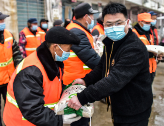 正阳县永兴镇福万家超市：爱心捐赠温暖环卫工