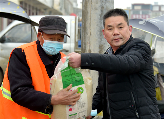 正阳县永兴镇福万家超市：爱心捐赠温暖环卫工