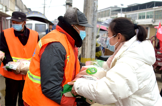 正阳县永兴镇福万家超市：爱心捐赠温暖环卫工