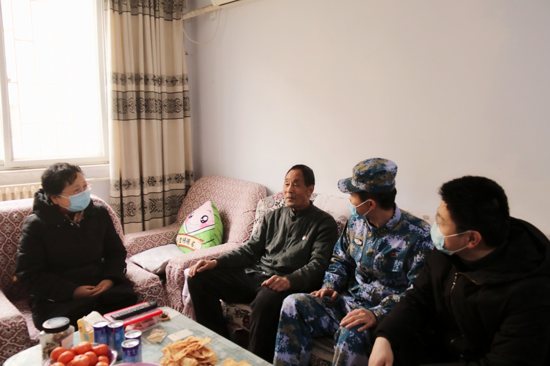 三门峡市退役军人事务局党组书记、局长徐红梅赴义马市走访慰问现役师级干部家属