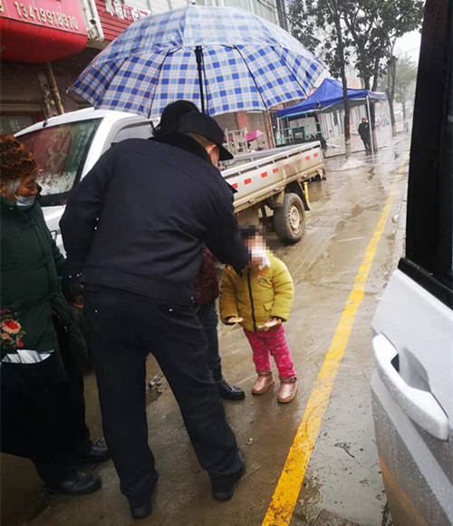 邓州市林扒派出所：女孩街头走失 警民联手找家人