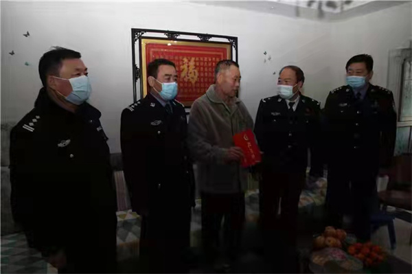 商丘市公安局和交警支队领导春节前慰问困难民警职工