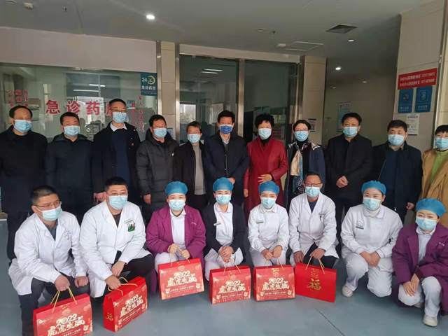虎年第一天，邓州市领导邓俊峰、屈云霞一行慰问卫生健康系统一线人员
