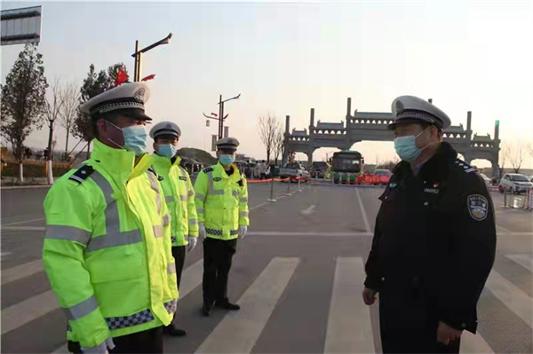 商丘市交警支队领导大年初二督导检查一线春节交通安保工作