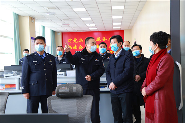 邓俊峰到邓州市公安局看望慰问公安民辅警