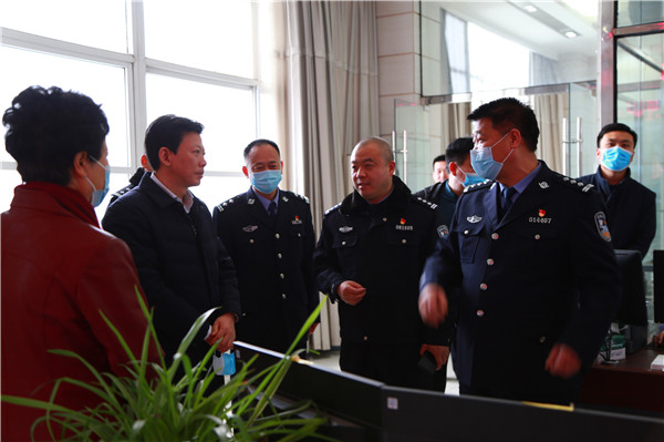 邓俊峰到邓州市公安局看望慰问公安民辅警