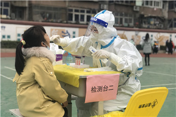 郑州市中小学幼儿园开启开学前第一轮全员核酸检测 包括全体师生、“三保”人员等