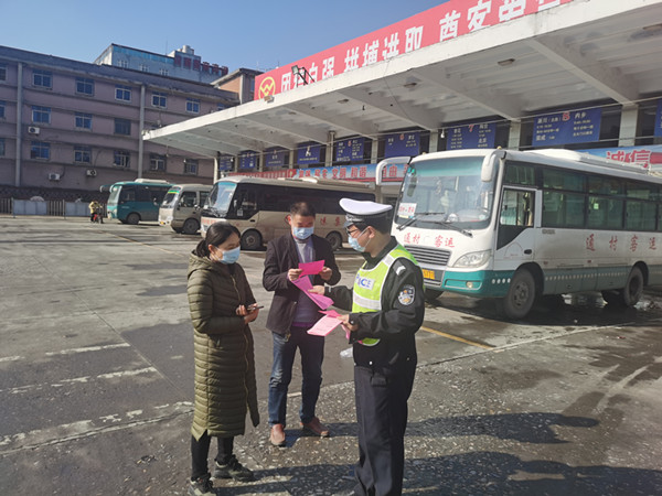 邓州市公安局交警大队：交通宣传进企业 警企携手筑安全