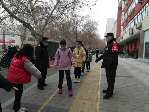郑州金水区经八路巡防队员积极参与中小学生核酸检测工作