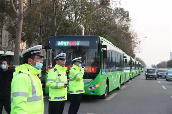 商丘市交警支队全力护航市“两会”期间道路安保工作