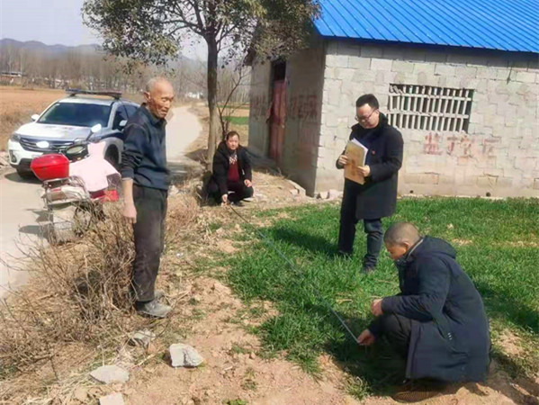 方城县法院：土地承包引纠纷 法官调解化干戈