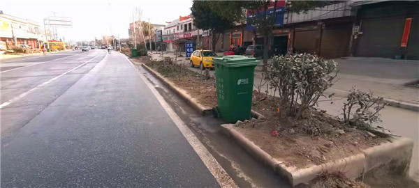新野县沙堰镇开展人居环境整治为镇域内垃圾桶“安家”