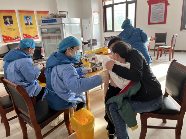 郑州高新区石佛办事处五龙口村：疫苗接种 为民服务零距离