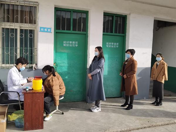 情暖三八节 邓州市陶营镇卫生院为女教师送健康