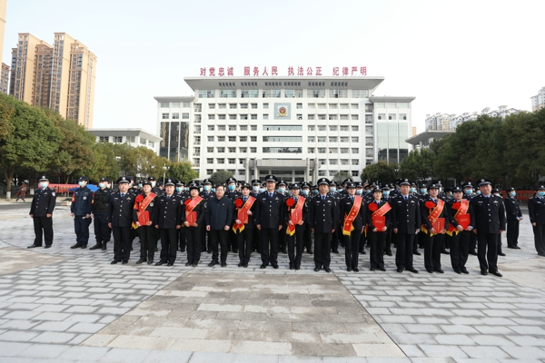 邓州市公安局举行升国旗仪式暨2021年度“十佳女警”、“十佳警属”表彰大会